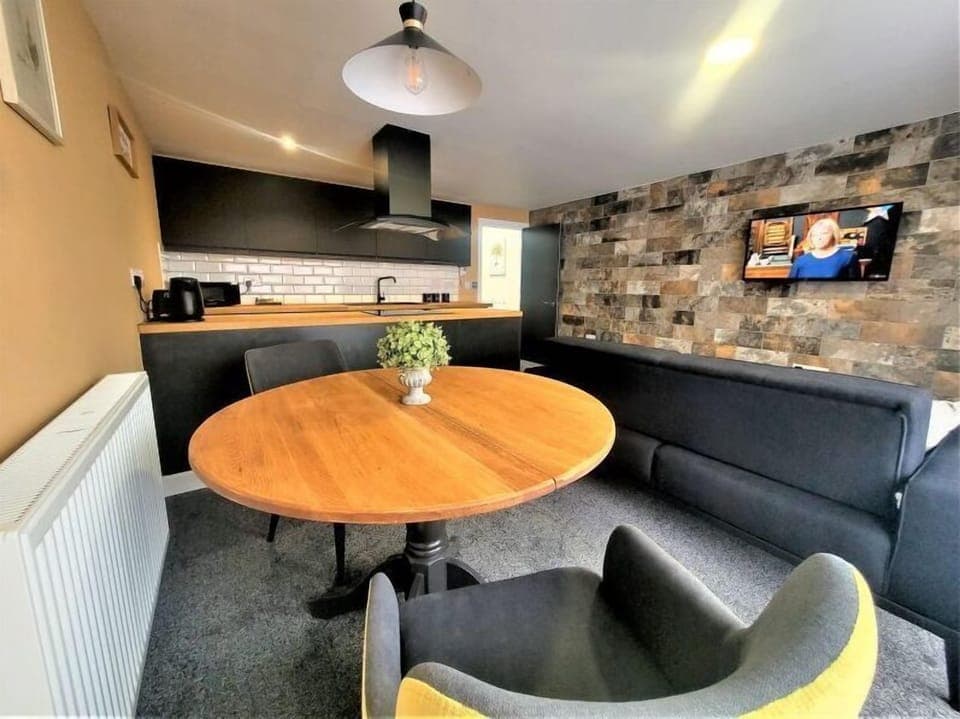 40-inch flat-screen TV with digital channels, TV