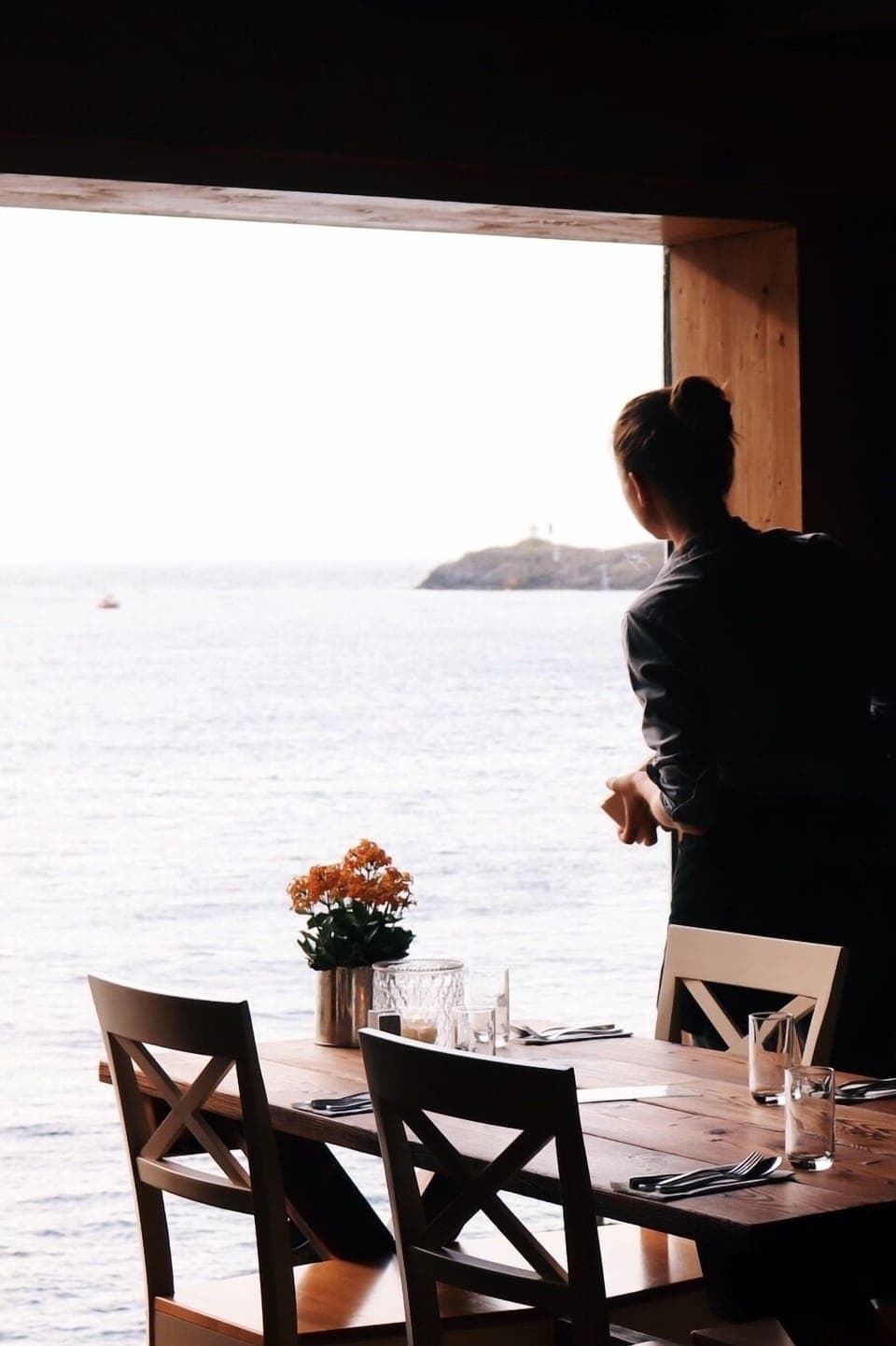 Breakfast and dinner served, ocean views 
