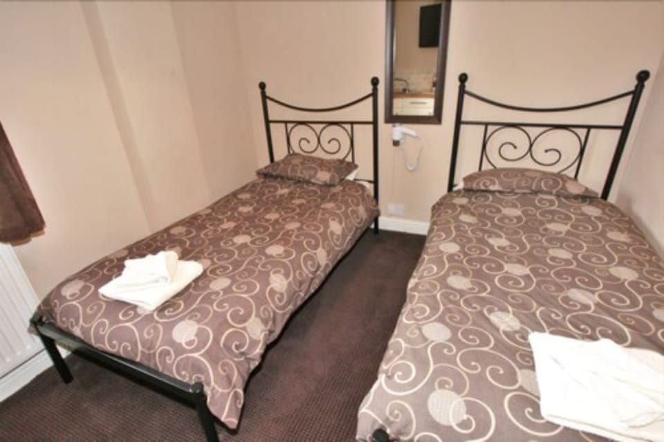 Twin Room | Individually furnished, desk, free WiFi, bed sheets