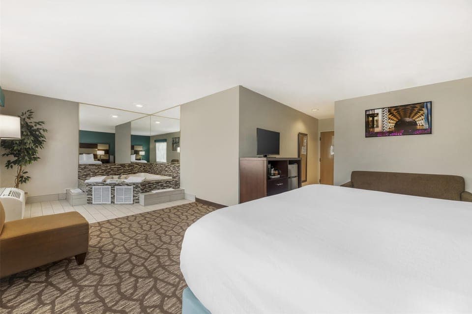 Premium bedding, in-room safe, desk, laptop workspace