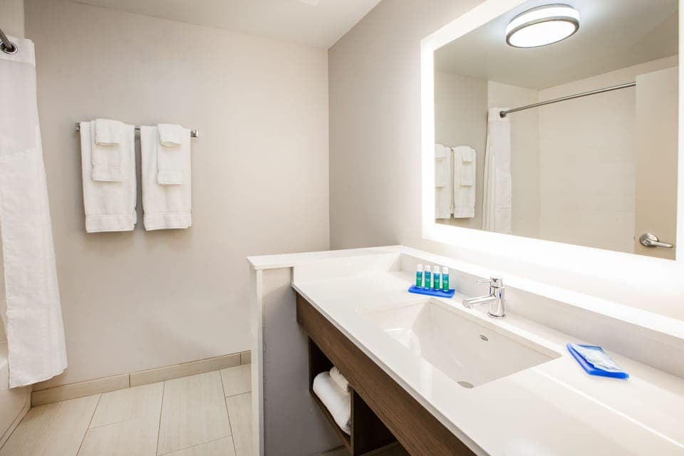 Combined shower/tub, deep soaking tub, hair dryer, towels