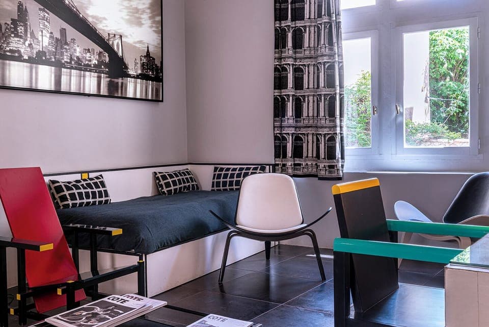 Suite | Living area | 100-cm flat-screen TV with digital channels