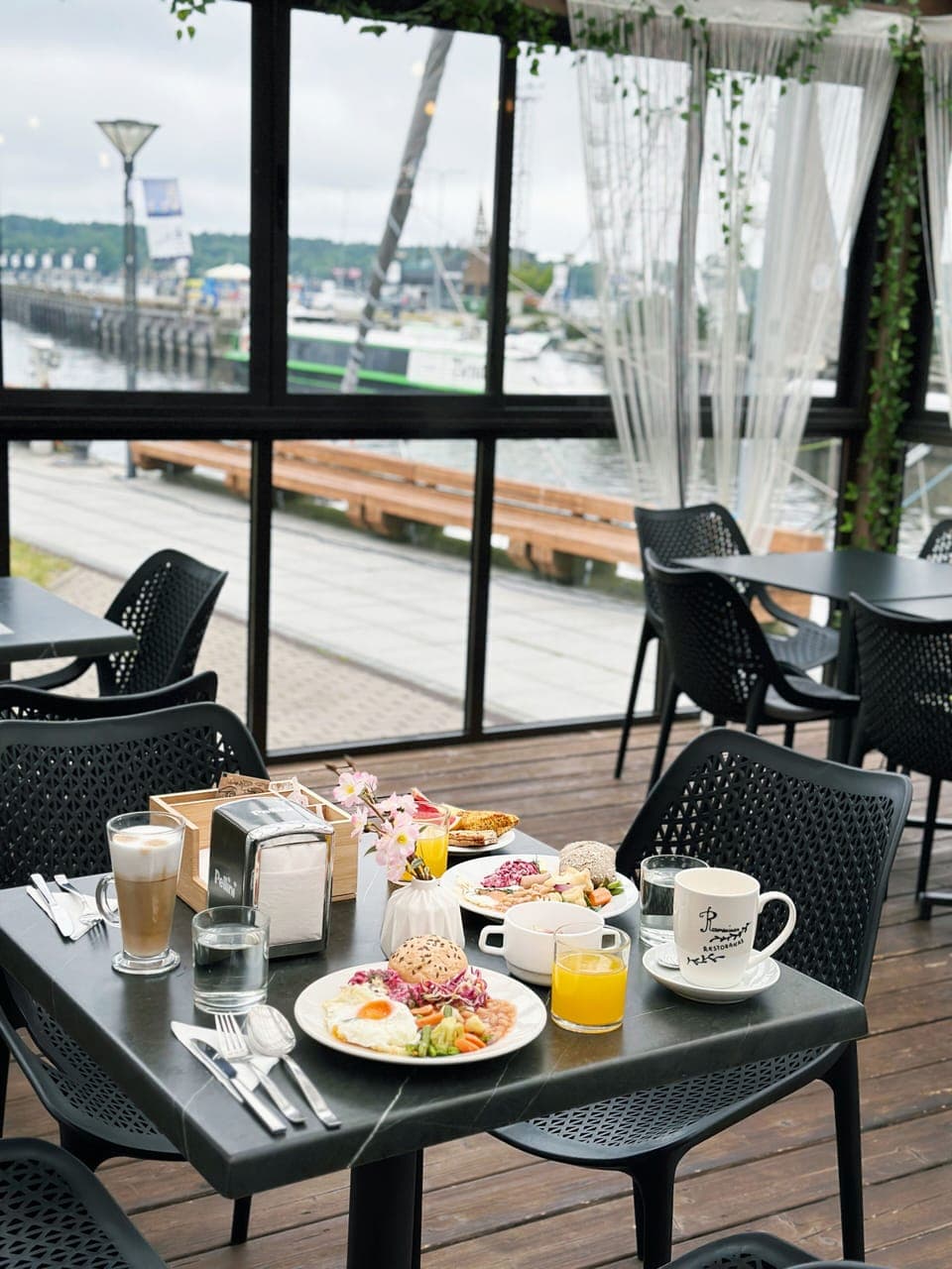 Daily buffet breakfast (EUR 8 per person)