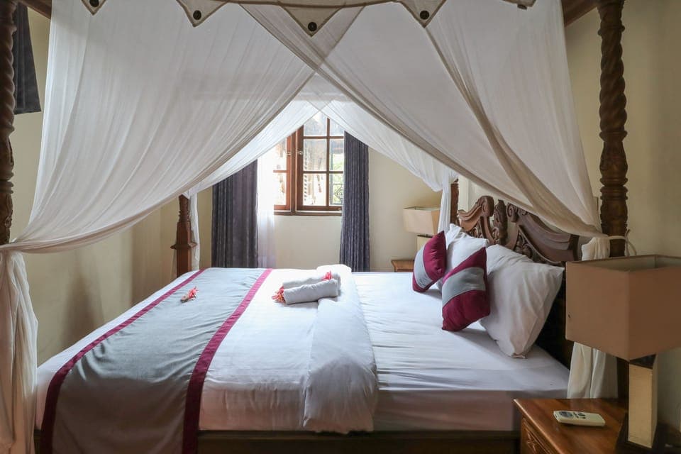 Suite | Desk, bed sheets