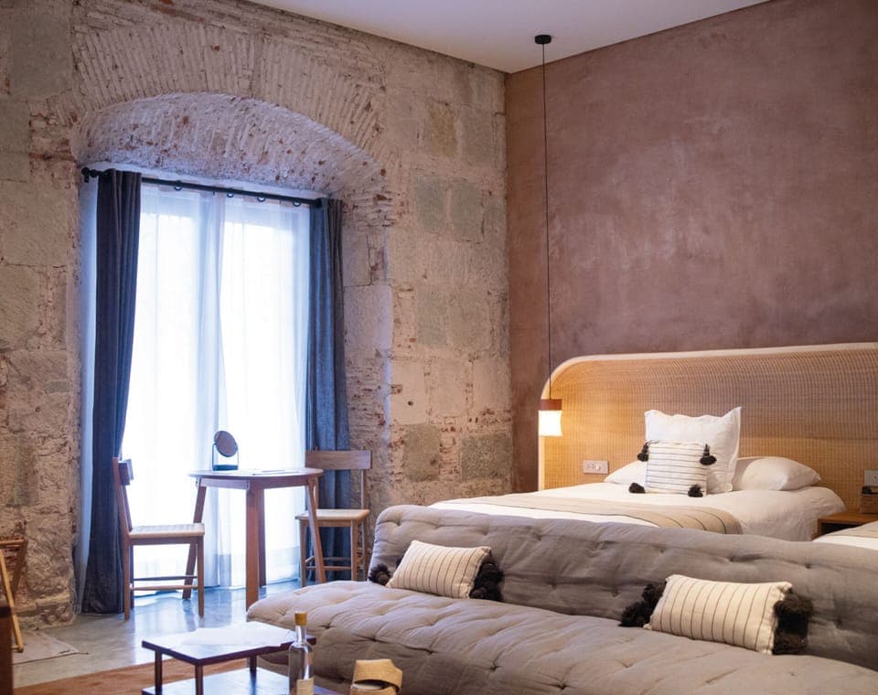 Antonieta Suite 1 | Premium bedding, in-room safe, desk, laptop workspace