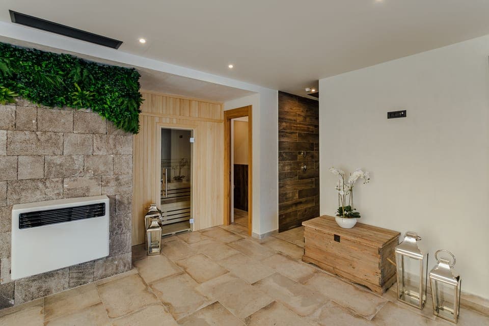 Couples treatment rooms, body treatments, aromatherapy