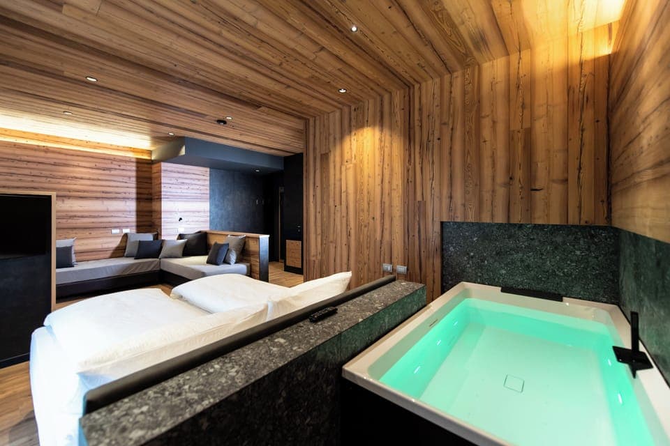 Junior Suite | Minibar, in-room safe, desk, soundproofing