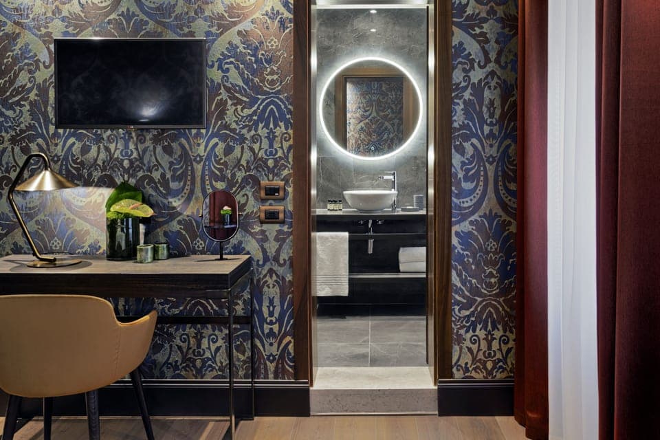 Classic Double or Twin Room | Minibar, in-room safe, desk, blackout drapes