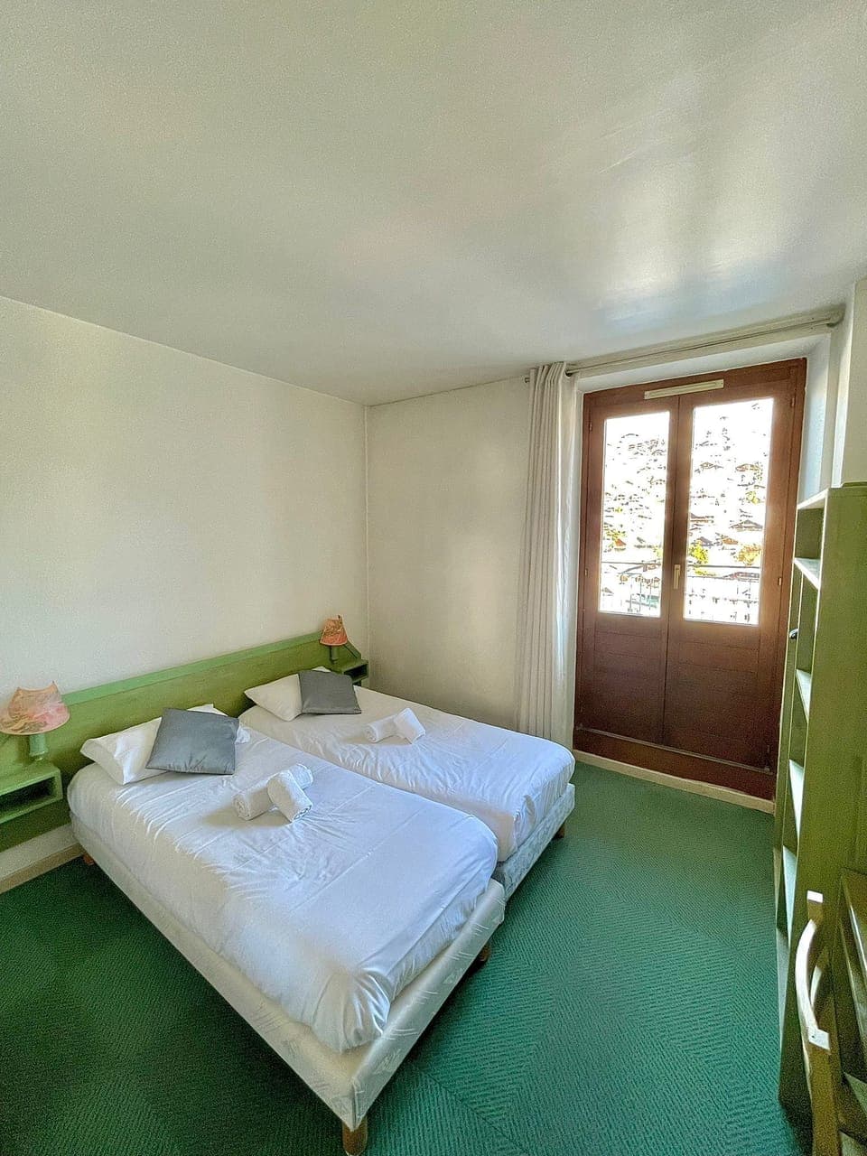 Double Room, Non Smoking | Desk, free cribs/infant beds, bed sheets