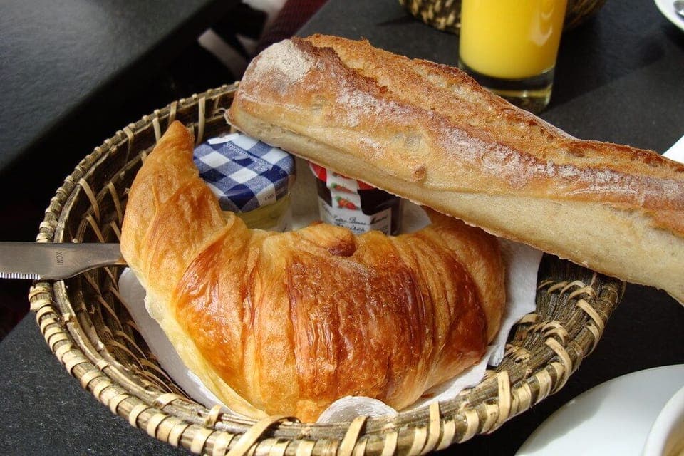 Daily continental breakfast (EUR 12 per person)
