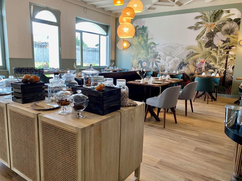 Daily continental breakfast (EUR 13.5 per person)