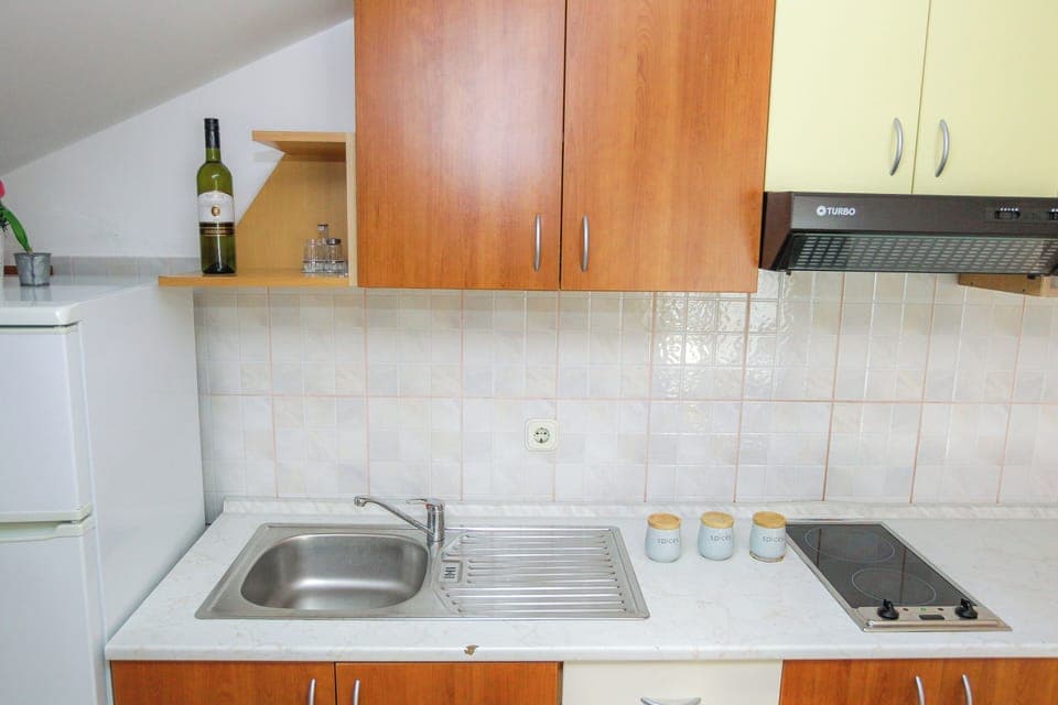 Apartment, 2 Bedrooms, Balcony | Private kitchen | Fridge, microwave, stovetop, electric kettle