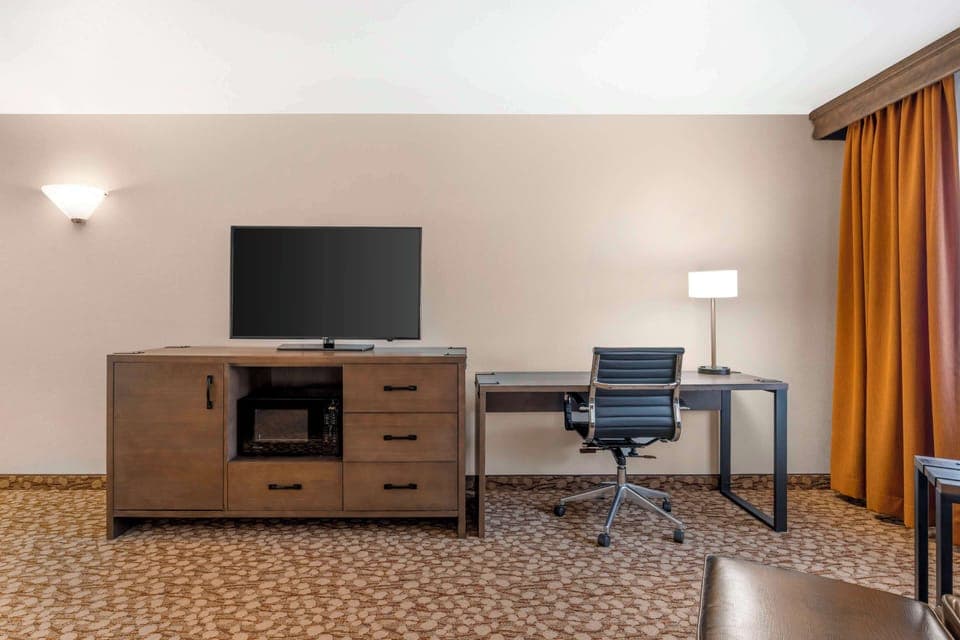 Suite, 1 King Bed, Non Smoking, Refrigerator & Microwave | In-room safe, desk, iron/ironing board, free WiFi