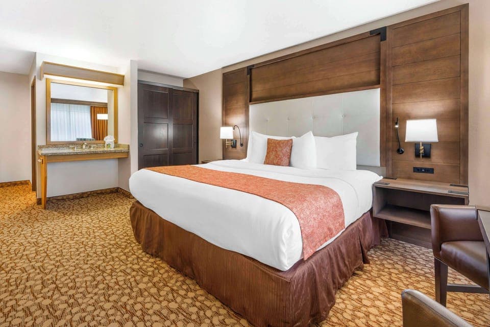 Standard Room, 1 King Bed, Accessible, Non Smoking (Walk-in Shower) | In-room safe, desk, iron/ironing board, free WiFi