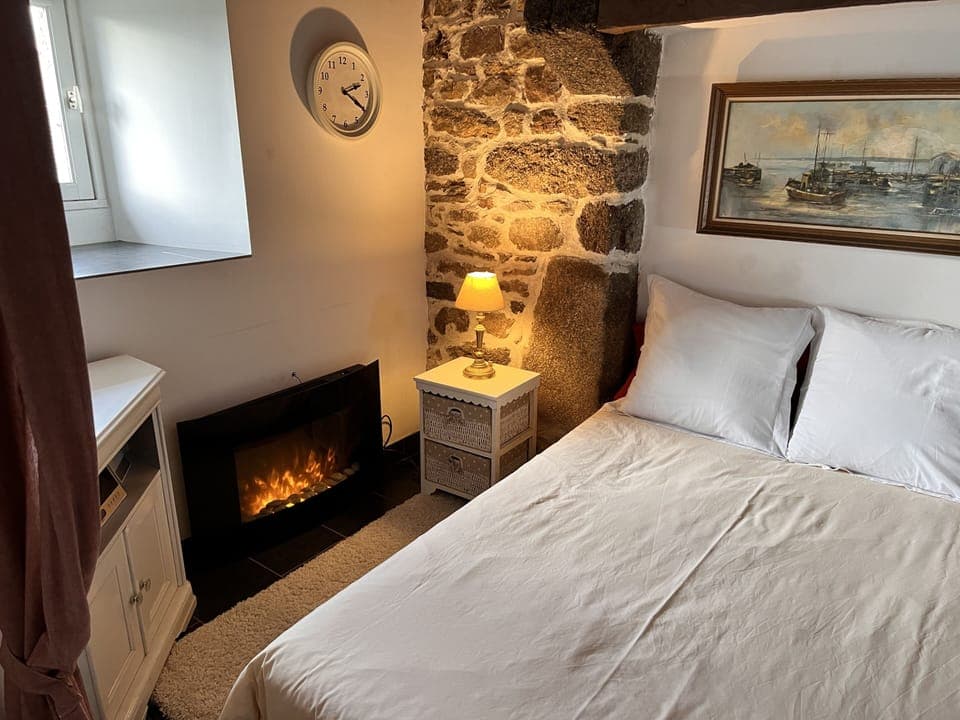 Studio (Ty Ar Dreuz) | Individually decorated, individually furnished, blackout drapes