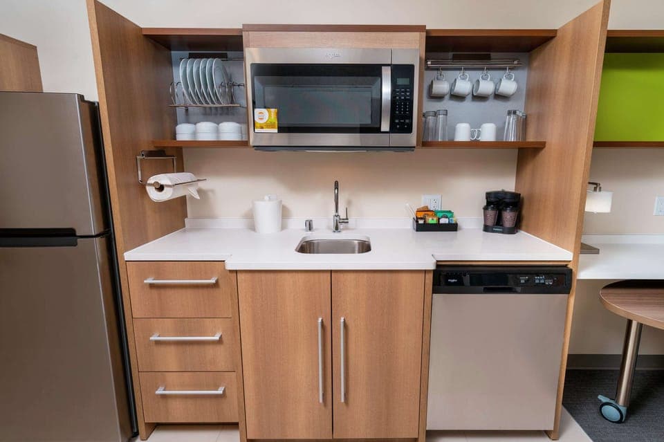 Full-size fridge, microwave, dishwasher, coffee/tea maker