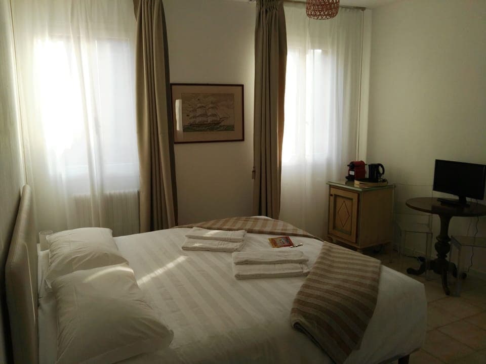 Deluxe Double or Twin Room | In-room safe, desk, blackout drapes, soundproofing