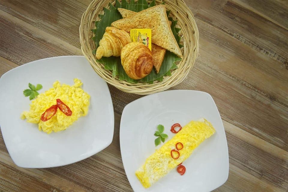 Breakfast and lunch served