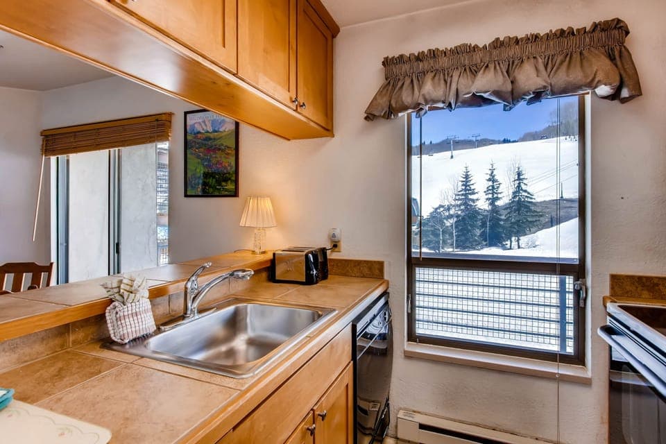 Condo, 1 Bedroom | Private kitchen | Oven, coffee/tea maker