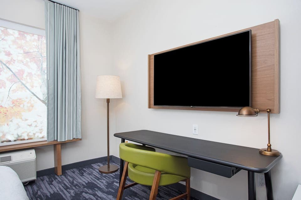 Room, 1 King Bed | Desk, blackout drapes, iron/ironing board, cribs/infant beds