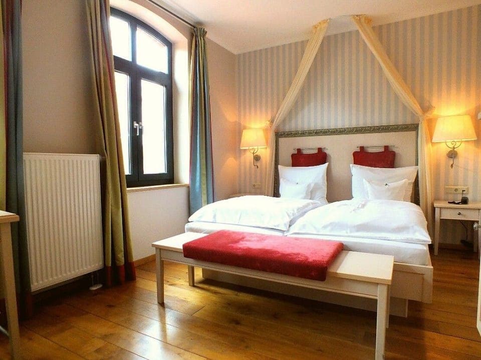 Comfort Double Room | In-room safe, desk, soundproofing, iron/ironing board