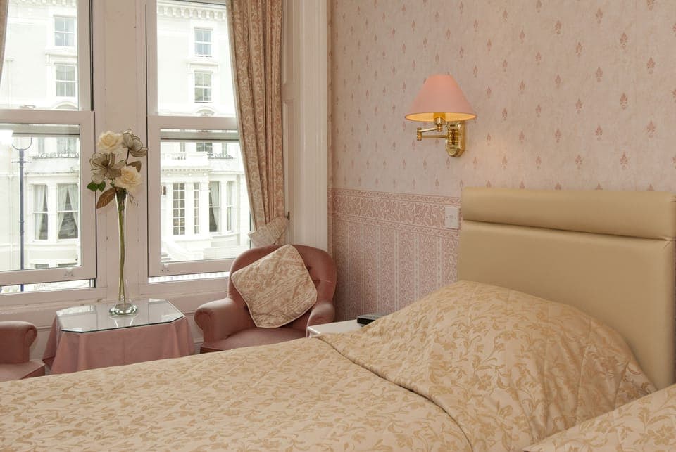 Side Sea View - Twin Room | Iron/ironing board, bed sheets