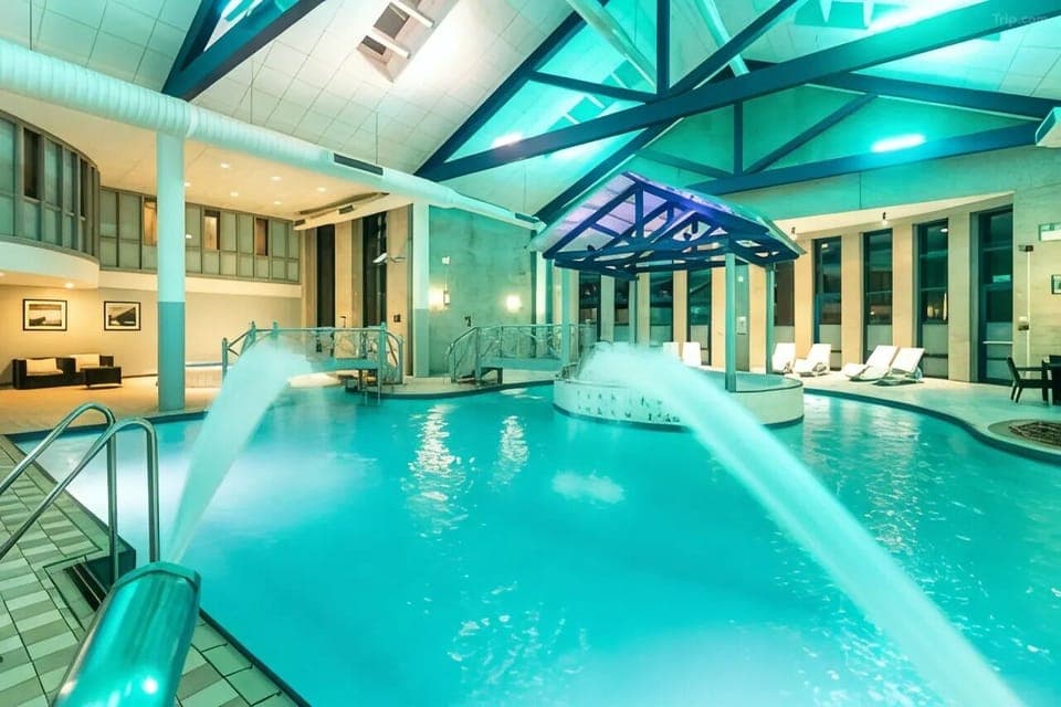 Indoor pool, sun loungers
