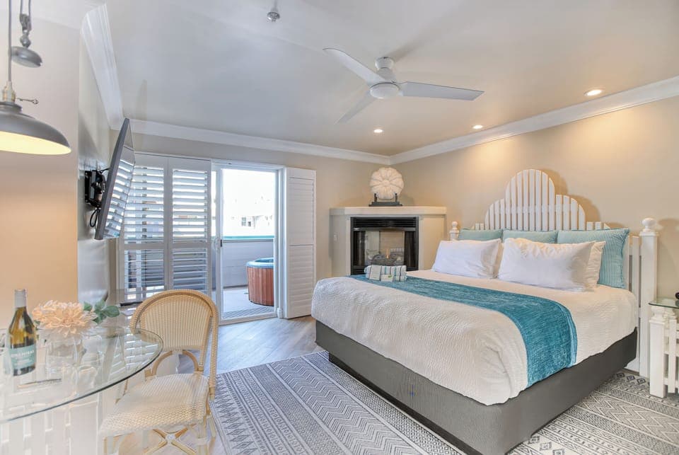 Deluxe City View Room with Hot Tub | Down comforters, minibar, in-room safe, iron/ironing board