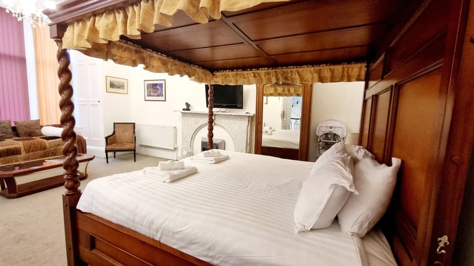 4 poster Suite | Iron/ironing board, free WiFi, bed sheets