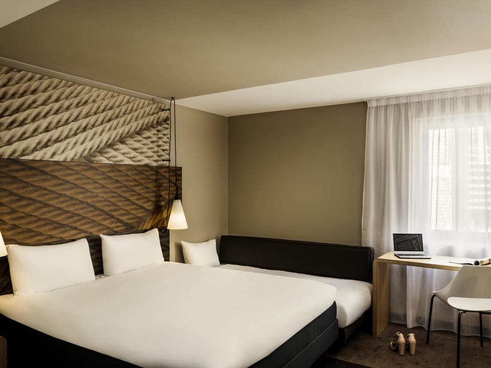 Premium bedding, in-room safe, individually decorated