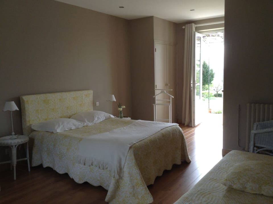 Room (Violettes) | Individually decorated, individually furnished, desk, soundproofing