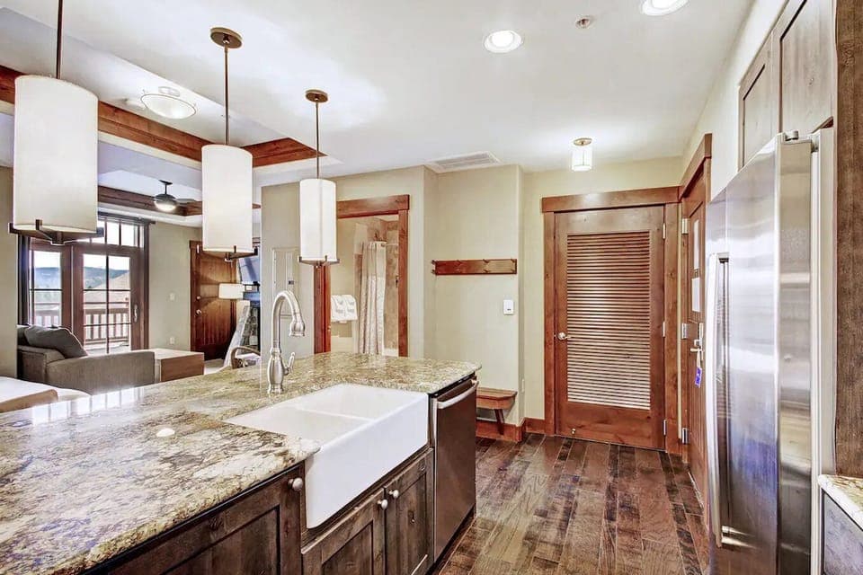 Studio (Condominium) | Private kitchen | Fridge, microwave, oven, stovetop
