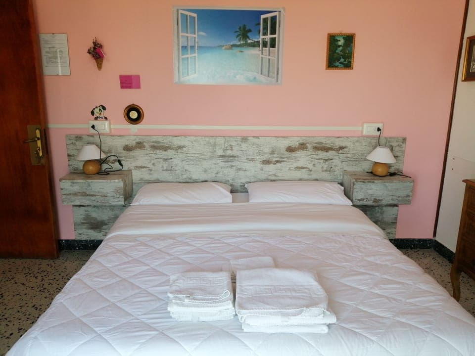 Double Room | Down comforters, desk, free WiFi, bed sheets
