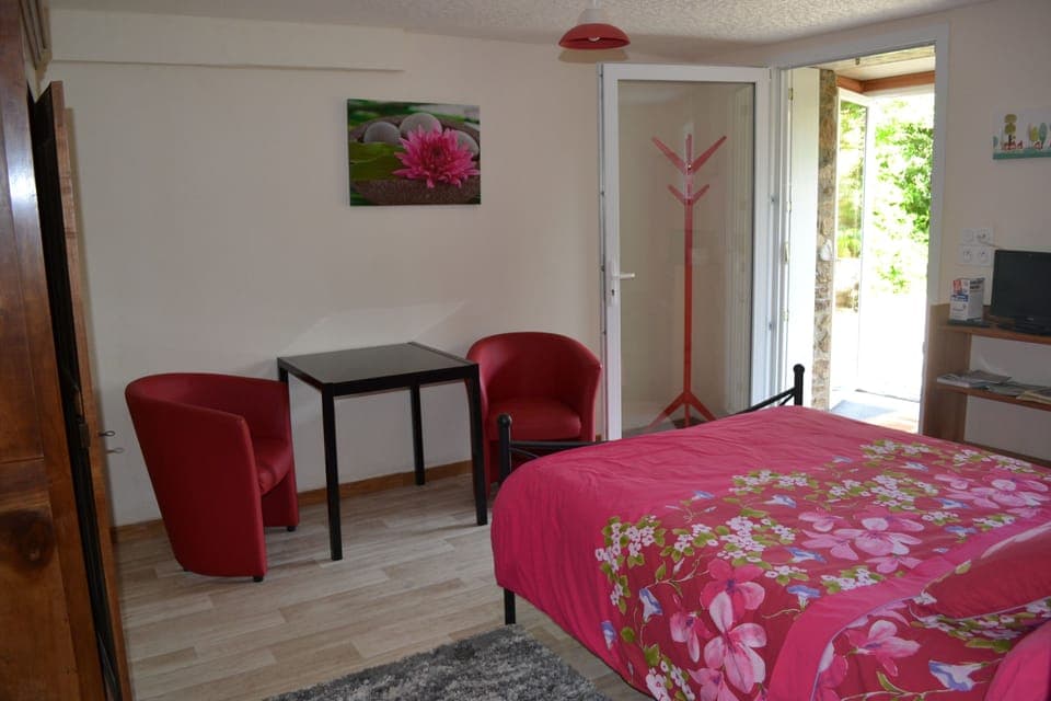 Double Room (Rouge) | Individually decorated, individually furnished, blackout drapes