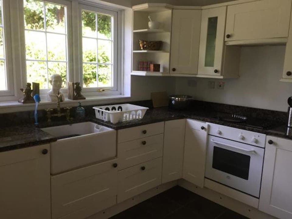 Cottage, 3 Bedrooms, Non Smoking, River View | Private kitchen | Fridge, microwave, oven, stovetop