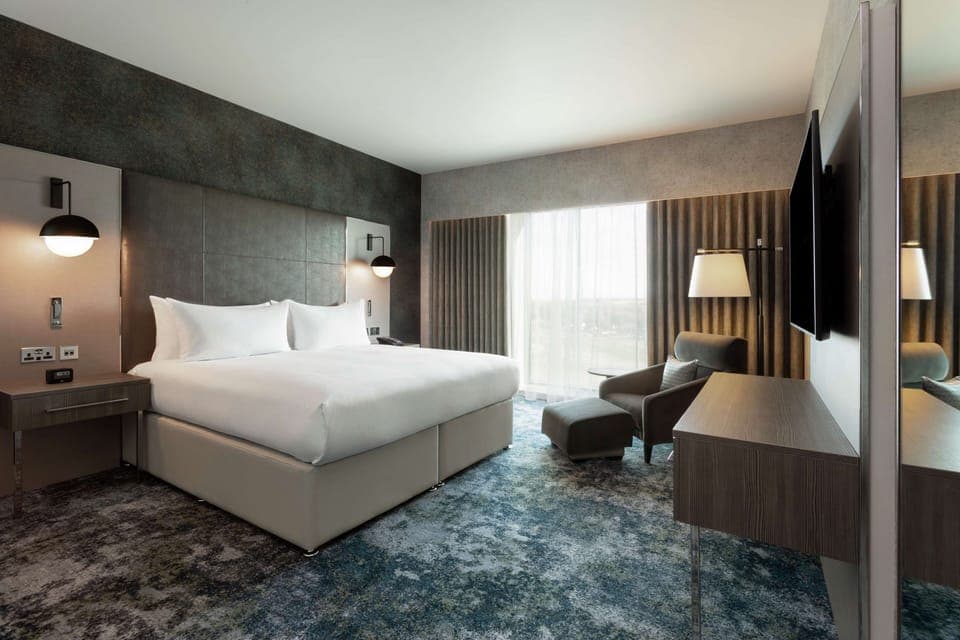 Executive Suite, 1 Bedroom | Premium bedding, pillowtop beds, minibar, in-room safe