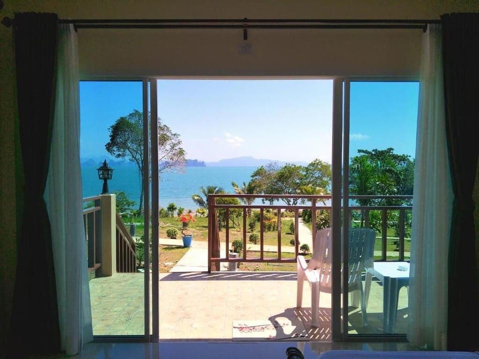 Blackout drapes, soundproofing, free WiFi, bed sheets