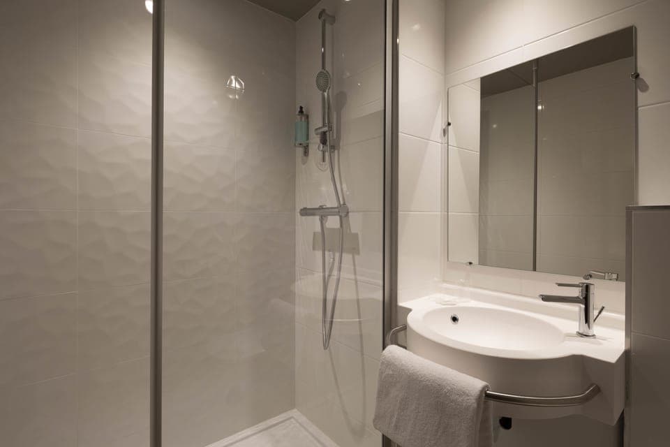 Twin Room, 2 Twin Beds, Non Smoking | Bathroom | Shower, free toiletries, hair dryer, towels