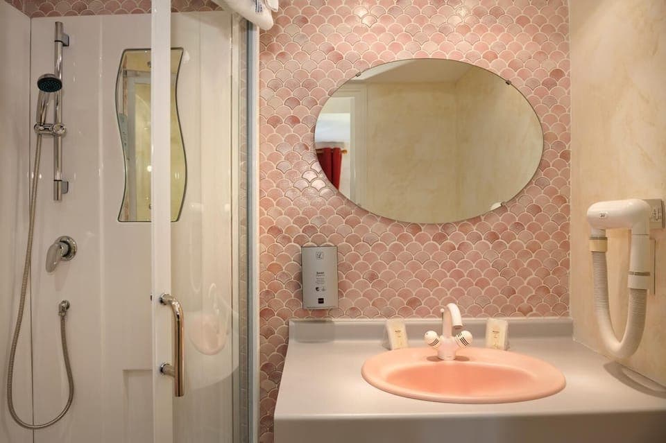 Single Room | Bathroom | Hair dryer, towels