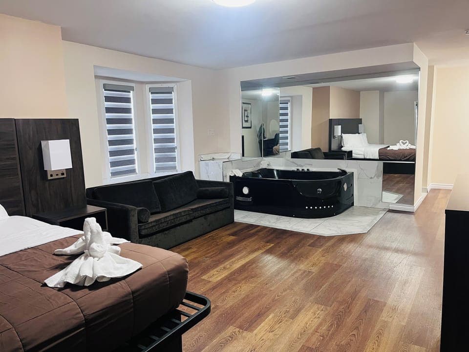 Standard Room, 1 King Bed, Jetted Tub | Free WiFi, bed sheets