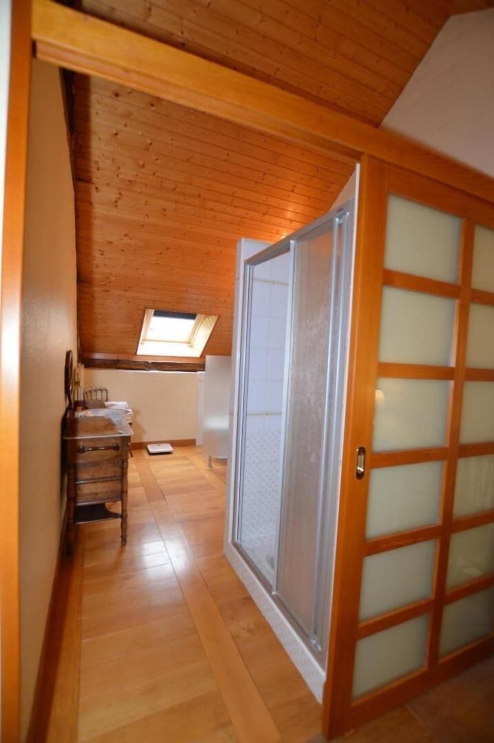 Triple Room (Jaune) | Bathroom | Shower, hair dryer, towels