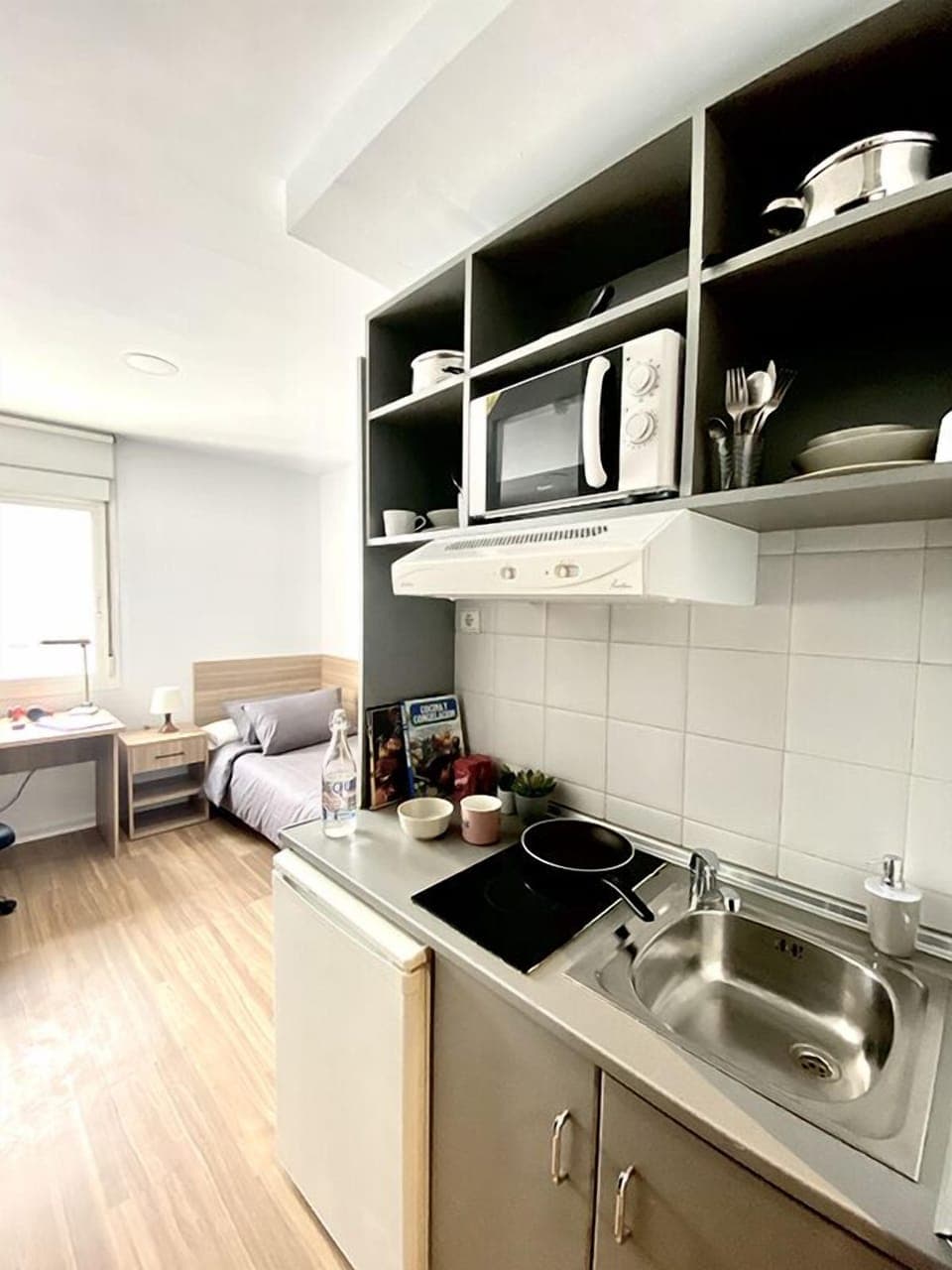 Full-size fridge, microwave, stovetop, cookware/dishes/utensils