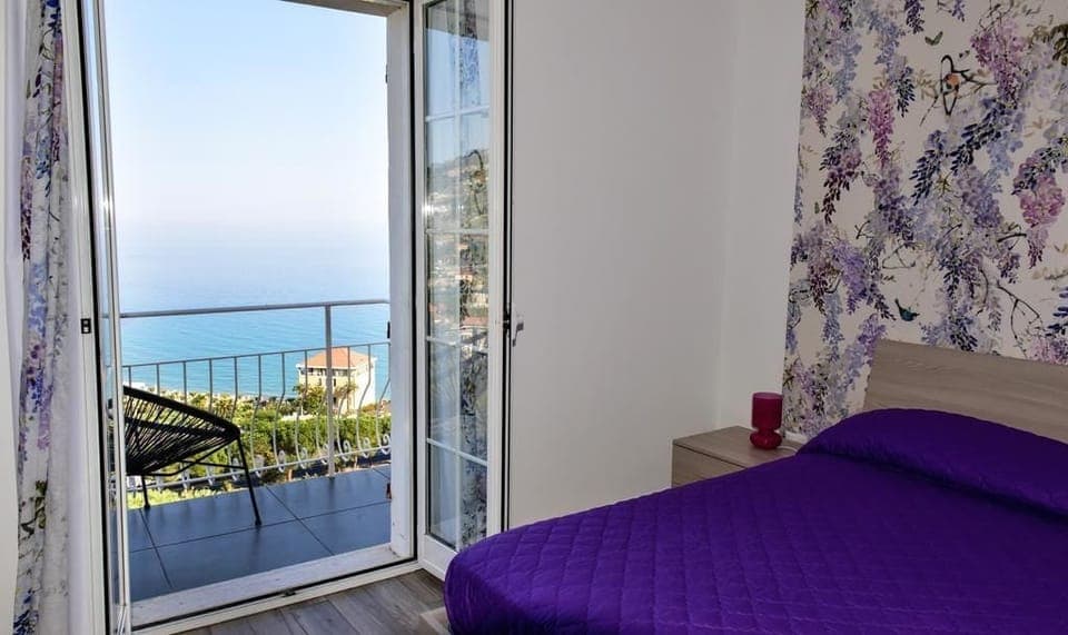 Deluxe Double Room, 1 Bedroom, Private Bathroom, Oceanfront | Hypo-allergenic bedding, down comforters, individually decorated