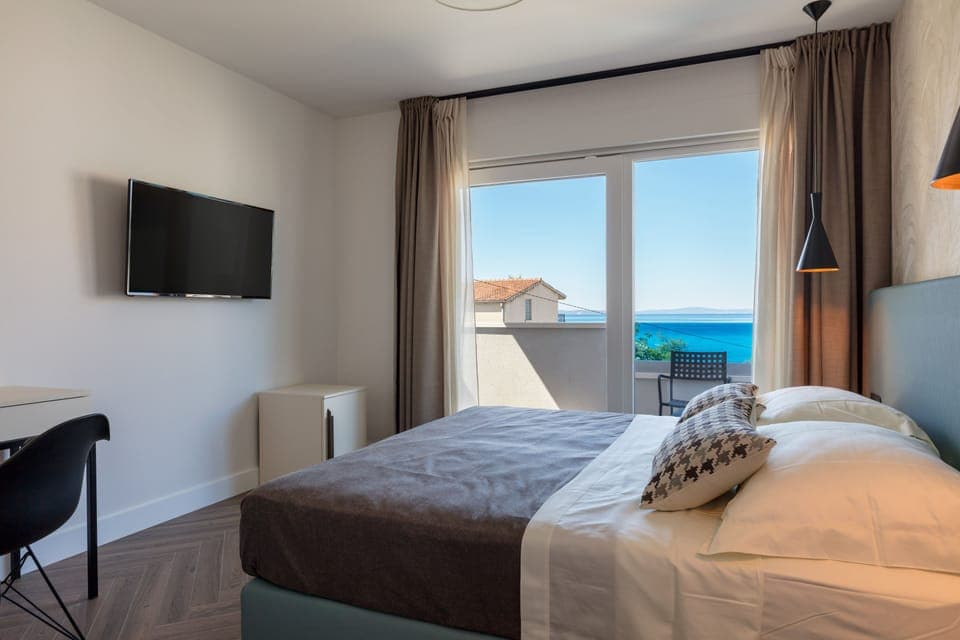 Deluxe Double or Twin Room, Sea View | In-room safe, desk, blackout drapes, soundproofing