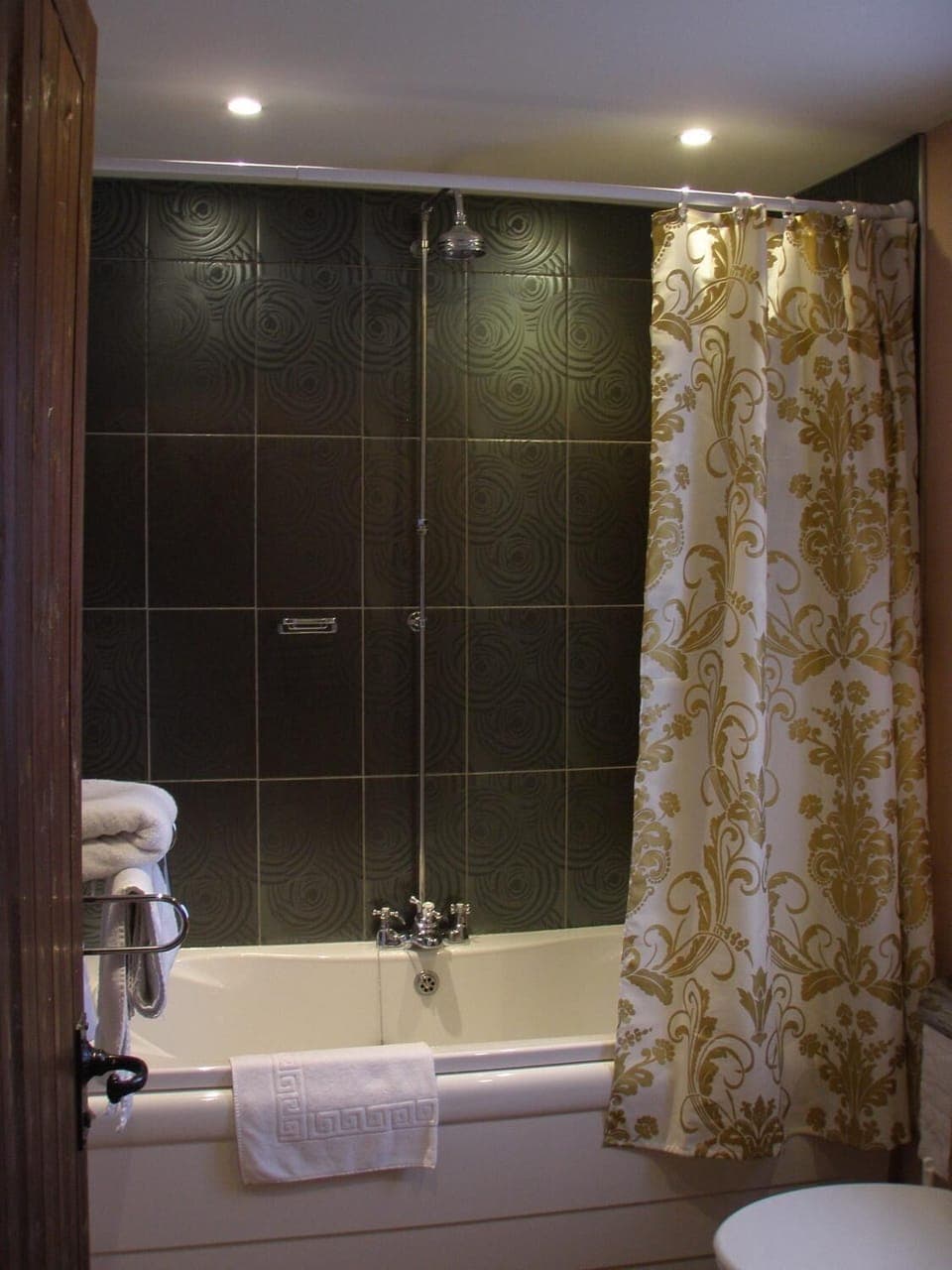 Combined shower/tub, rainfall showerhead, free toiletries, hair dryer