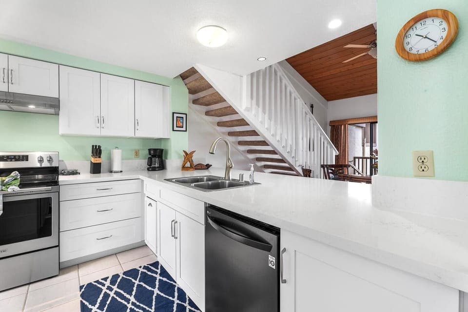 Condo, Multiple Beds (Kona Coast Resort at Keauhou Gardens ) | Private kitchen | Oven, dishwasher, paper towels