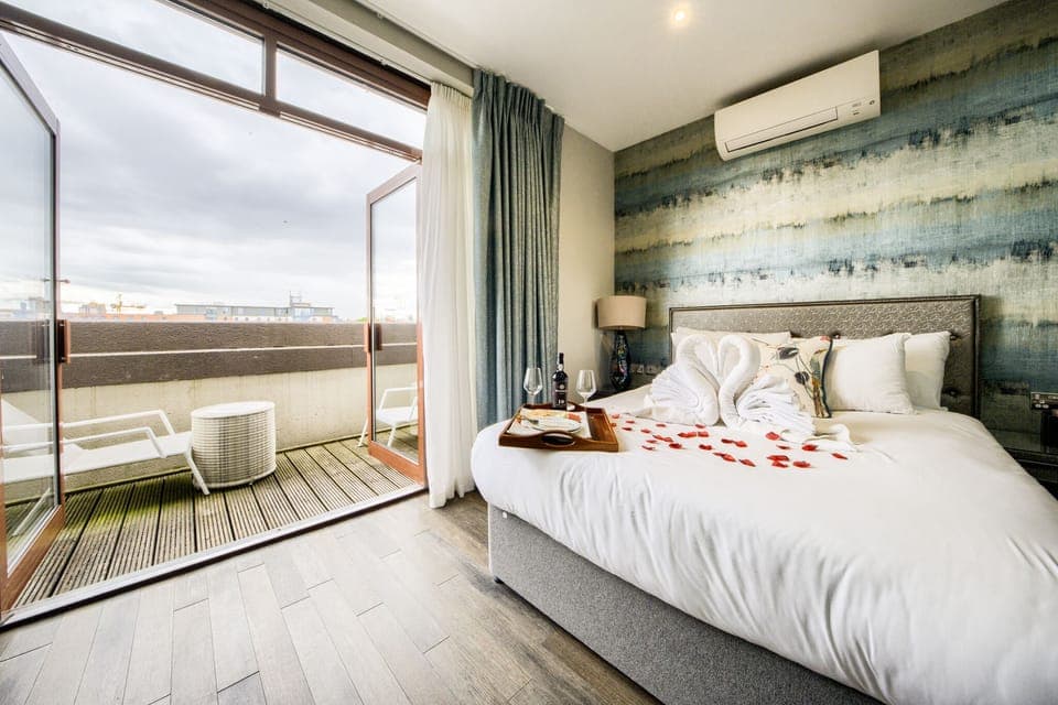 Deluxe Room, 1 King Bed, City View | 1 bedroom, Frette Italian sheets, premium bedding, Select Comfort beds