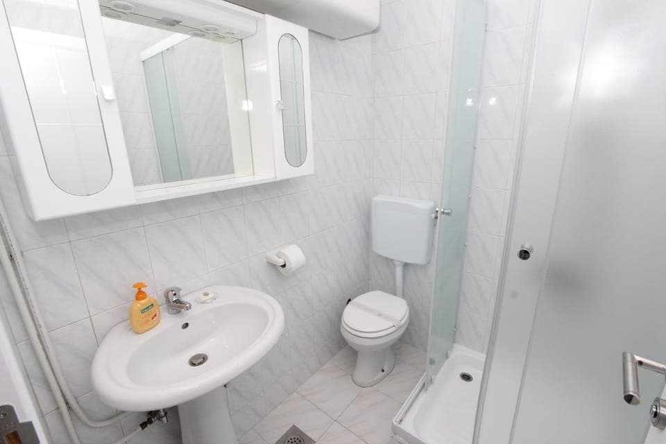 Double Room, Balcony | Bathroom | Shower, hair dryer, towels, toilet paper
