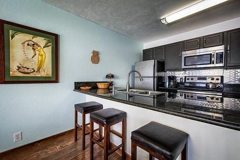 Condo, 1 King Bed (Banyan Tree 404D) | Private kitchen | Fridge, microwave, oven, stovetop