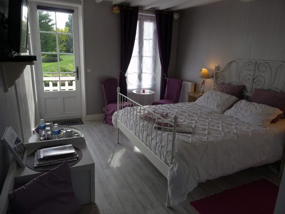Double Room (Hortensia) | Individually decorated, individually furnished, blackout drapes